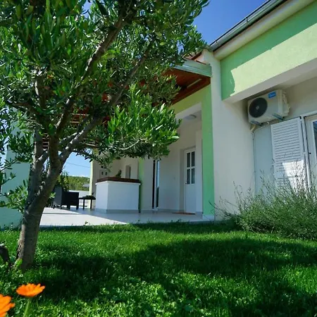 Escape House By Guide * Vuksic