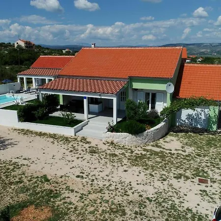 Escape House By Guide Vila