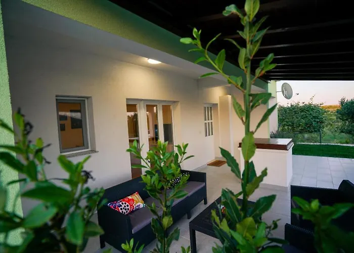 Escape House By Guide Villa *